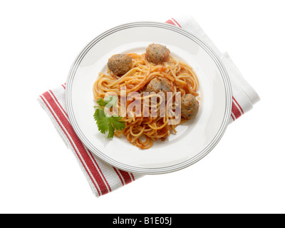 Authentische Rustikale italienische Spaghetti und Frikadellen Pasta essen Isoliert gegen einen weißen Hintergrund mit keine Menschen und einen Freistellungspfad Stockfoto