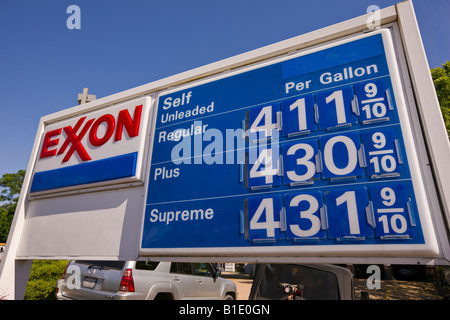 ARLINGTON VIRGINIA USA Benzin Preis Zeichen an Exxon-Tankstelle am 12. Juni 2008. Im Großraum Washington, DC. Stockfoto