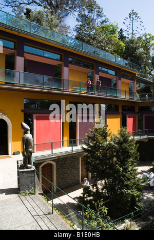 dh Monte Palace Tropical Garden MONTE MADEIRA Museumsbau afrikanische Kunstskulptur und Touristen auf Balkon Stockfoto