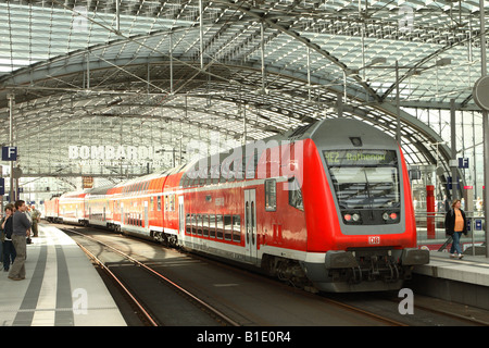 Berlin Deutschland Deutsche Bahn DB Zug Lok Motor in der modernen Hauptstadt Hauptbahnhof Hauptbahnhof Stockfoto