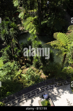 dh Monte Palace Tropical Garden MONTE MADEIRA Tourist auf Balkon über dem Gartenteich Stockfoto