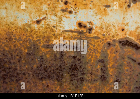 Kratzer auf Goldgrund mit dunklen Rost aus Alter zeigt durch orange metallic Stockfoto