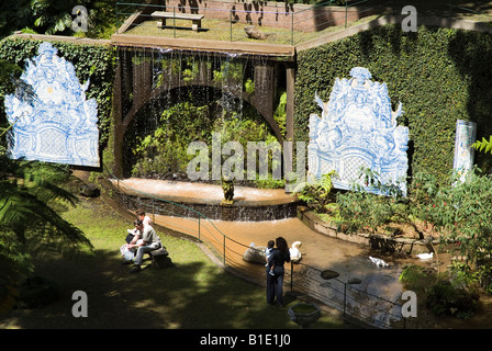 dh Monte Palace Tropical Garden MONTE MADEIRA Mutter und Tochter schauen Schwäne im Gartenteich Stockfoto