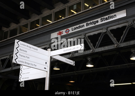 London Bridge Station Schild mit Rail- und U-Bahn-Logos über Richtungsschildern, Eingang Tooley Street, Southwark Stockfoto