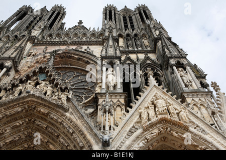 Westportal der Kathedrale Notre-Dame in Reims, Champagne, Frankreich Stockfoto