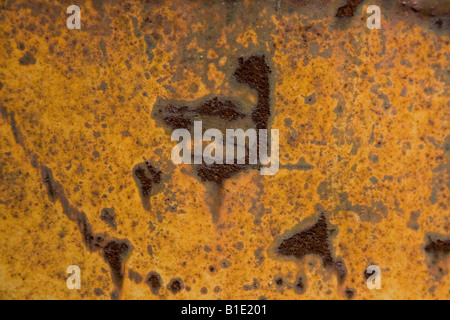 Kratzer auf Goldgrund mit dunklen Rost aus Alter zeigt durch orange metallic Stockfoto