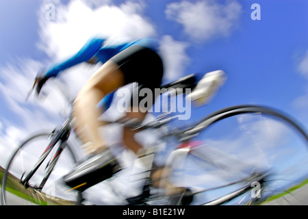 Eine weibliche Radsportler schnell entlang der Küstenstraße in Cornwall auf einem Rennrad Stockfoto