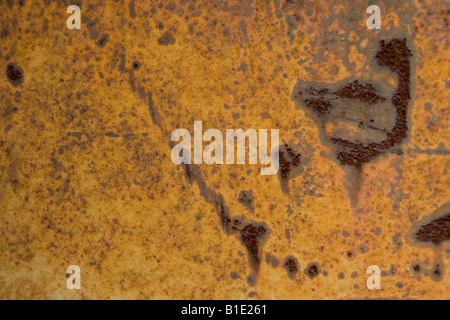 Kratzer auf Goldgrund mit dunklen Rost aus Alter zeigt durch orange metallic Stockfoto