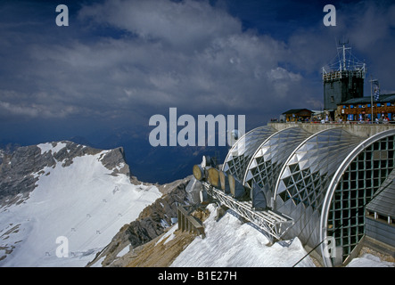 Deutsche Leute, Touristen, Essen im Restaurant im Freien, das deutsche Essen und Trinken, Zugspitze, Stadtrand Garmisch-Partenkirchen, Bayern, Deutschland, Europa Stockfoto
