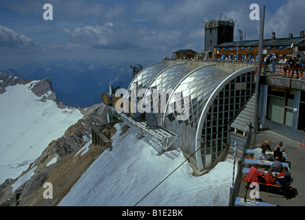 Deutsche Leute, Touristen, Essen im Restaurant im Freien, das deutsche Essen und Trinken, Zugspitze, Stadtrand Garmisch-Partenkirchen, Bayern, Deutschland, Europa Stockfoto