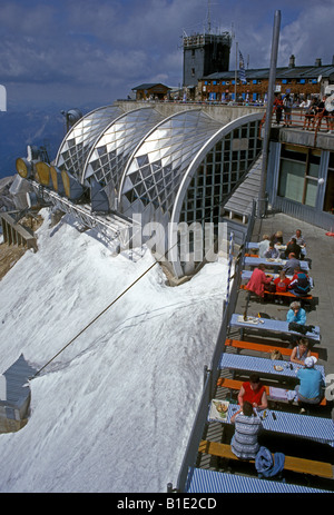 Deutsche Leute, Touristen, Essen im Restaurant im Freien, das deutsche Essen und Trinken, Zugspitze, Stadtrand Garmisch-Partenkirchen, Bayern, Deutschland, Europa Stockfoto