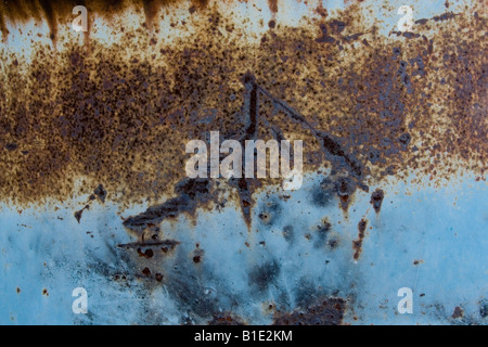 Kratzer durch blaue Farbe und Rost auf metallischen Hintergrund Stockfoto