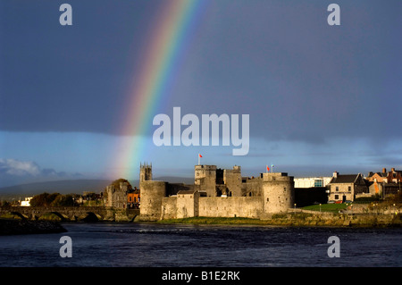 Regenbogen über König John s Burg Limerick Irland Stockfoto