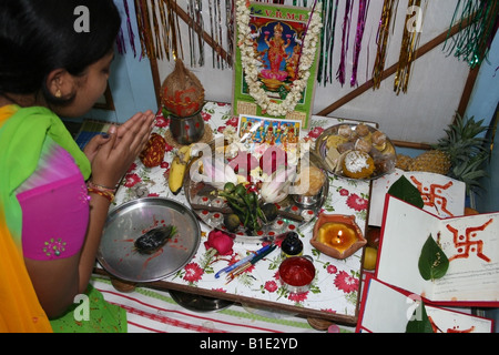 Diwali Pujan oder Laxmi Puja wird durchgeführt mit Rechnungsbüchern gesegnet durch eine Geschäftsfrau in Indien Stockfoto
