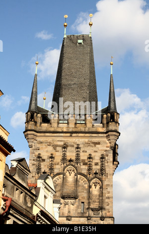 Judith Turm ragt am westlichen Ende der Karlsbrücke Stockfoto