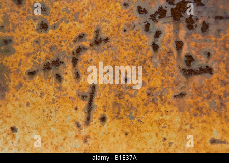 Kratzer auf Goldgrund mit dunklen Rost aus Alter zeigt durch orange metallic Stockfoto