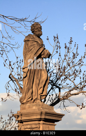St Jude Thaddeus auf der Karlsbrücke in Prag von J O Mayer 1208 Stockfoto