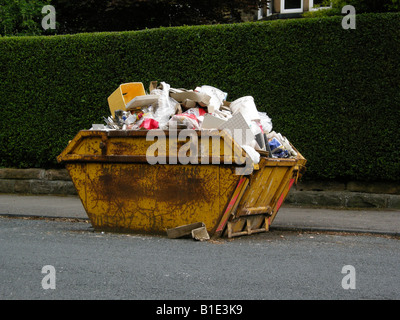 überladene überspringen auf Straße Stockfoto