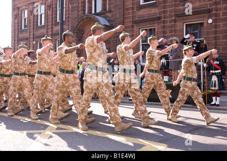 Die Royal Regiment of Scotland Soldaten marschieren durch Dumfries Stadtzentrum in Wüste Strapazen nach Rückkehr aus dem Irak Stockfoto