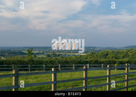 Blick über die M1, Ratcliffe auf Soar Kraftwerk vom East Midlands Flughafen Derbyshire England Stockfoto