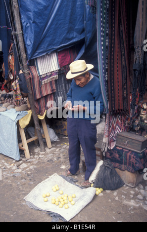 Älterer Maya Mann seine Geldzählen am Sonntagsmarkt im Quiché, Chichicastenango, Guatemala Stockfoto