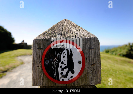 EINE KLIPPE FALLEN WARNSCHILD AUF EINE KÜSTENSTADT KLIPPE WEG AUF DER WALISISCHEN COAST.UK. Stockfoto