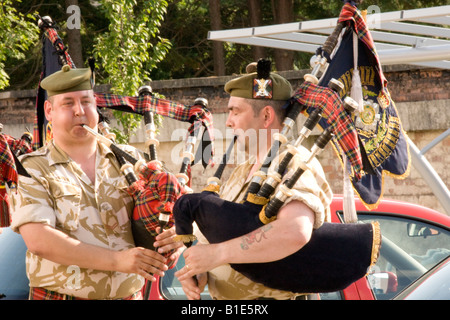 Militärische Band The Royal Regiment of Scotland Dudelsackpfeifer üben bevor marschieren um Dumfries Schottland, Vereinigtes Königreich Stockfoto