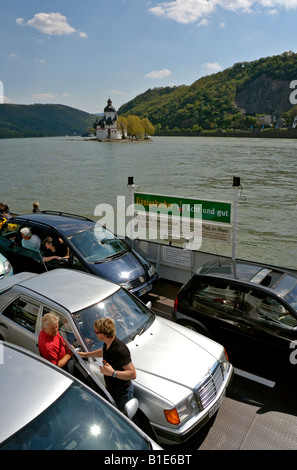 Auf die Autofähre in Kaub, Rhein, Mitteldeutschlands. Stockfoto