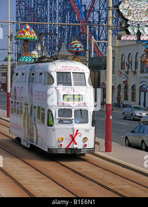 Straßenbahn in Blackpool Promenade Stockfoto