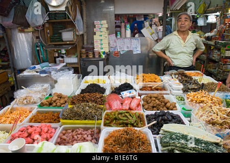 Japanische Algen Produkte und koreanischen Kimchi auf einem Marktstand mit Market Trader. Makishi öffentlichen Markt, Naha, Okinawa, Japan. Stockfoto