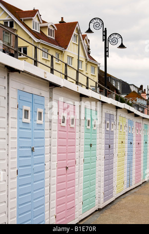 Neu lackiert Strandhütten entlang der Strandpromenade in Lyme Regis in Dorset Stockfoto