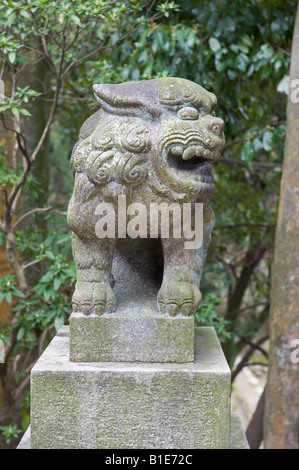 Kyoto, Japan. Eine Koma-inu (Lion-Hund) Statue Bewachung ein Shinto Schrein Stockfoto