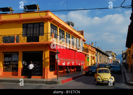 VW-Käfer nimmt eine Wendung auf Straßen von San Cristobal de Las Casas, Chiapas State, Mexiko, Nordamerika Stockfoto