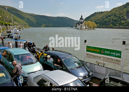 Auf die Autofähre in Kaub, Rhein, Mitteldeutschlands. Stockfoto