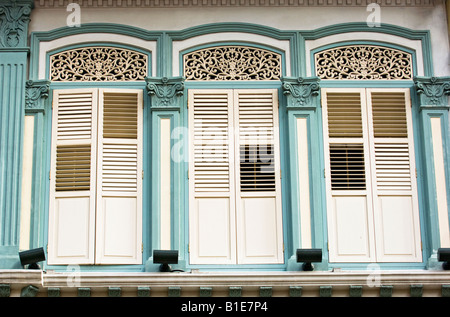 Bunte Shophouse Windows in Chinatown, Singapur Stockfoto