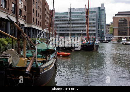 St. Katharine Docks, in der Nähe der Tower Bridge in London England Stockfoto