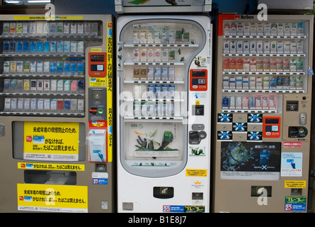 Auf der Straße in Kyoto, Japan. Am Straßenrand Zigarettenautomaten Stockfoto