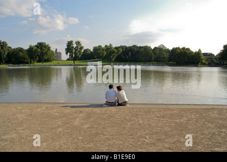 Paar mittleren Alters am See im Park Aachener Weiher in Köln - Deutschland Stockfoto