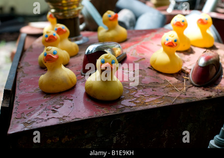 Eine Sammlung von antiken Kautschuk Enten auf einem alten roten Boot in einem Antiquitätengeschäft, USA angezeigt. Stockfoto