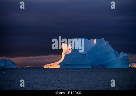 Großen Eisbergs von Sonnenlicht Weddell-Meer Süd-Atlantik Antarktis Sommer Abend beleuchtet Stockfoto
