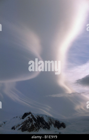 Massive Lenticularis-Wolke über Schnee begrenzt Berggipfel Antarktis Sommer Stockfoto