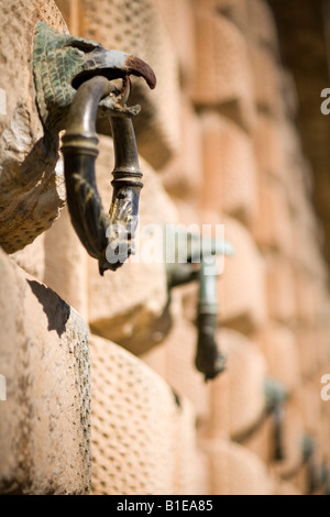 Ornament Ringe von Adler Schnäbel, hängen an der Wand des Palast von Charles V, Granada, Spanien Stockfoto