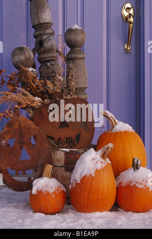 Stillleben mit Halloween-Dekorationen & Kürbisse auf vorderen Schritt Haus w/Schnee USA Spätherbst Stockfoto