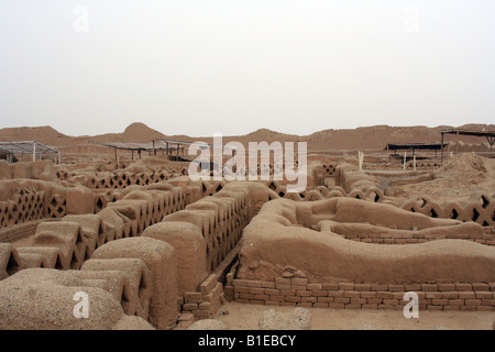 Die verschlechterten Chimu Ruinen von den Welten größte Adobe Stadt von Chan Chan in der Nähe von Trujillo im Norden Perus. Stockfoto