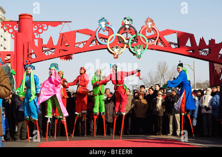 China Peking Changdian Straße fair chinesischen Neujahr Frühlingsfest Stelzen walking Interpreten Stockfoto