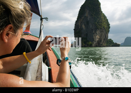 Longtail-Bootsfahrt - Ko Panyi, Provinz Phang Nga, THAILAND Stockfoto