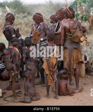 Eine Gruppe von Hamar Frauen und Kinder in Tracht. Die Hamar sind semi-nomadische Hirten. Stockfoto