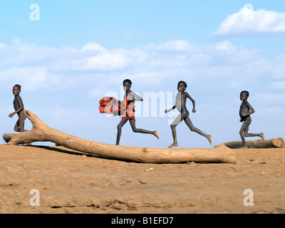 Junge Dassanech Jungs laufen am Ufer des Flusses Omo im Südwesten Ethiopia.The Dassanech sprechen eine Sprache der östlichen kuschitischen Stockfoto