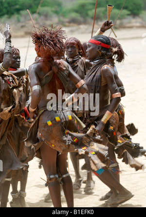 Hamar Frauen tanzen während einer Zeremonie, "Jumping des Stieres". Die Hamar sind semi-nomadische Hirten Südwesten Äthiopiens. Stockfoto