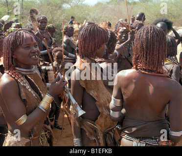 Eine Gruppe von Hamar Frauen bei einer Zeremonie "Jumping des Stieres". Die Hamar sind semi-nomadische Hirten Südwesten Äthiopiens. Stockfoto